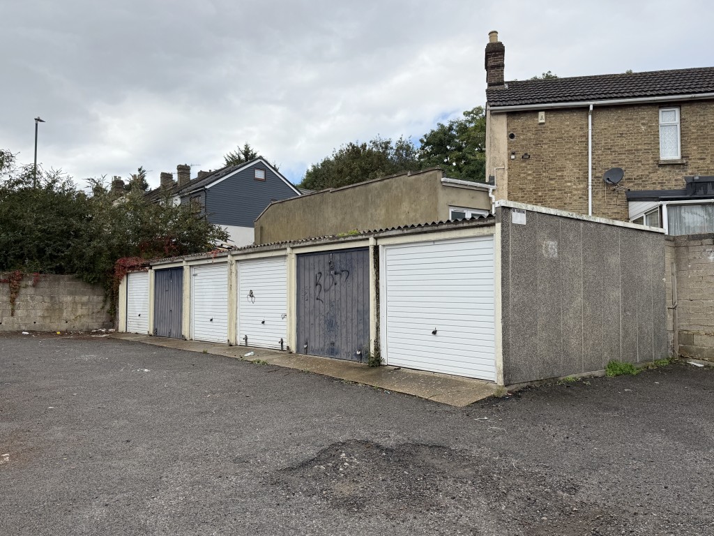 Lot: 5 - COMPOUND OF 27 GARAGES - Block of Six Garages in Larger Compound
